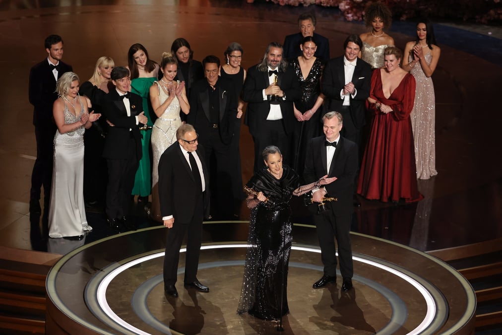 Le realisateur christopher nolan et les producteurs emma thomas et charles roven remportent l'oscar du meilleur film pour "oppenheimer"
