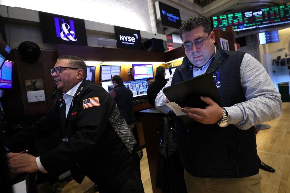 Photo d'archives des traders qui travaillent a la bourse de new york