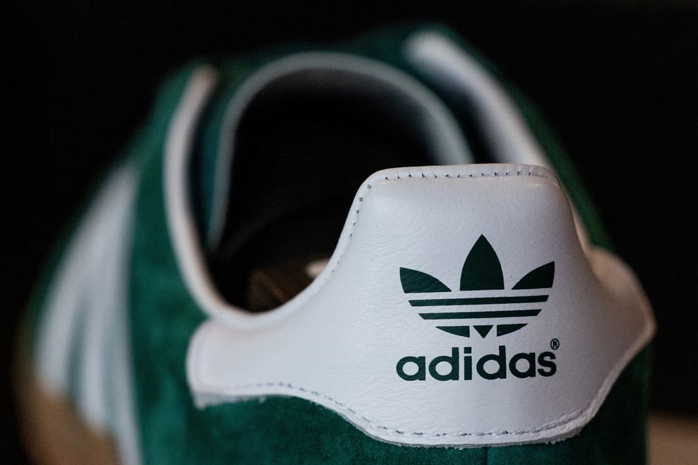 Une paire de baskets adidas dans un magasin a berlin