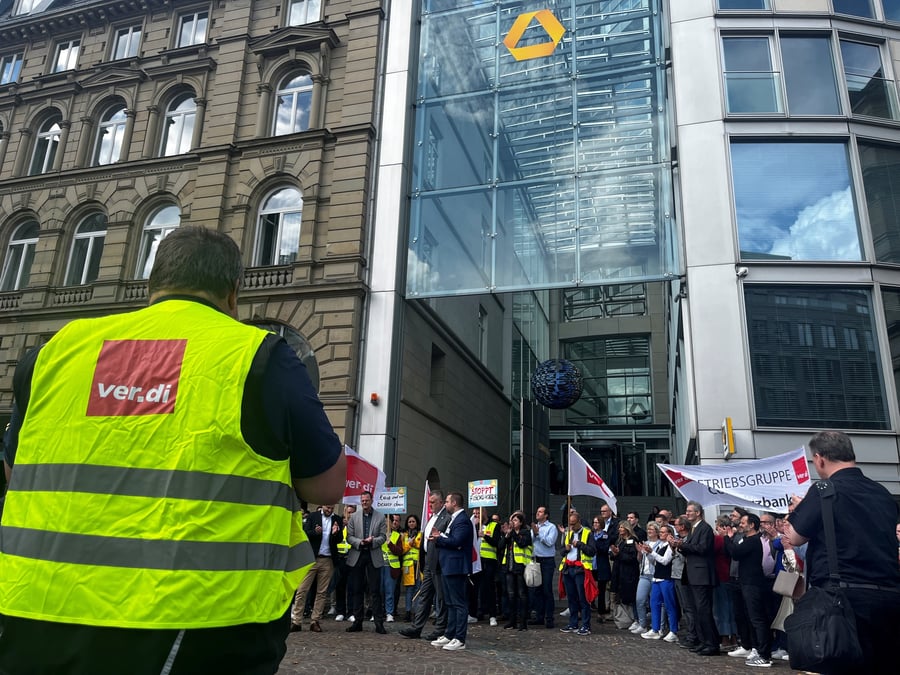 Les employes de commerzbank protestent contre une eventuelle bataille pour le rachat par unicredit, a francfort