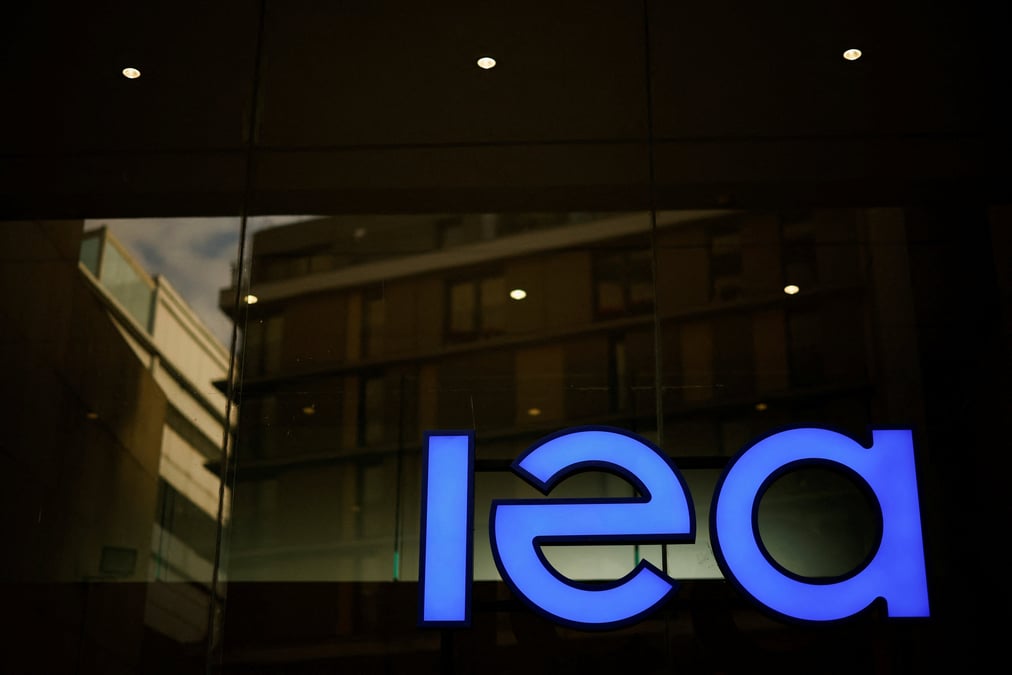 Le logo de l'agence internationale de l'energie a paris, en france