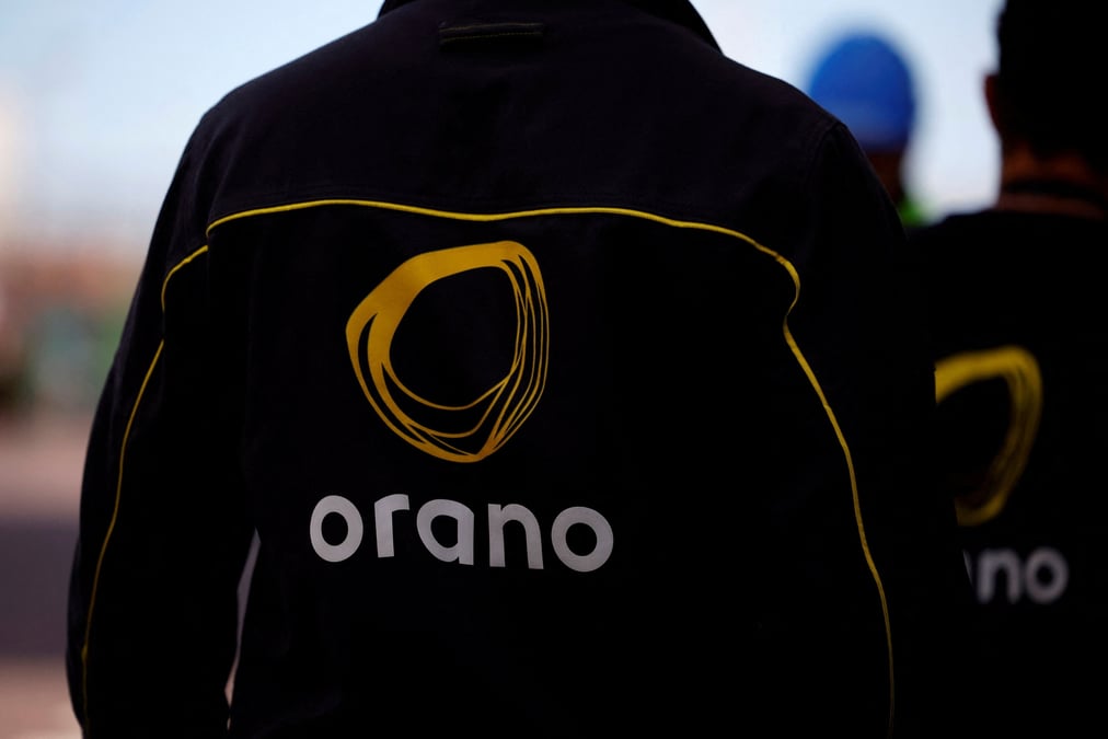 Le logo d'orano est visible sur la veste d'un employe