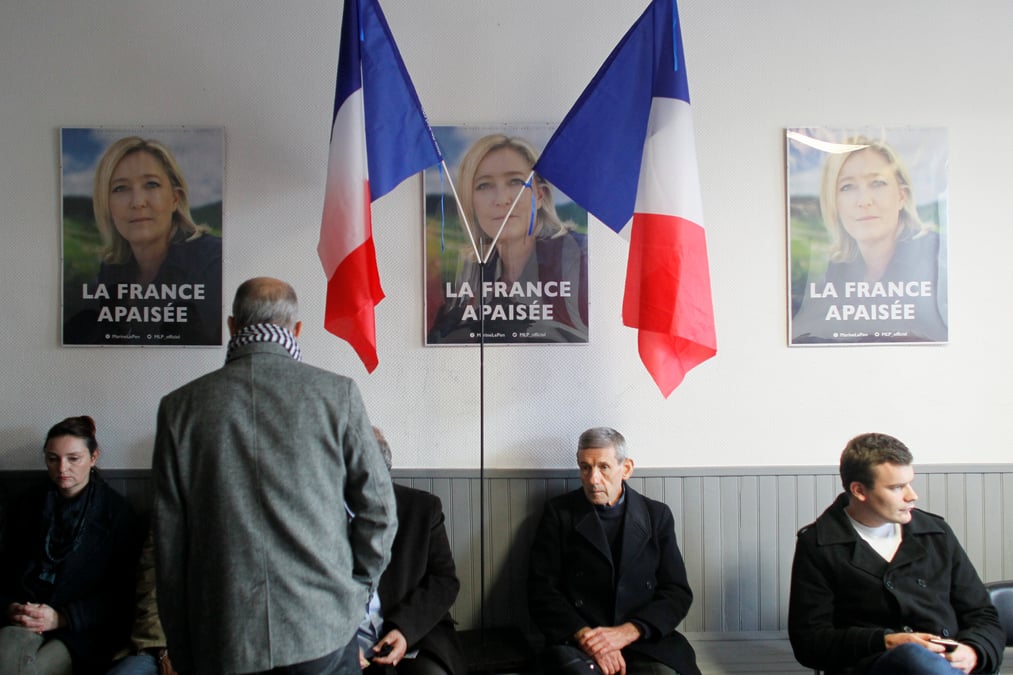 Le pen et le fn a un moment critique