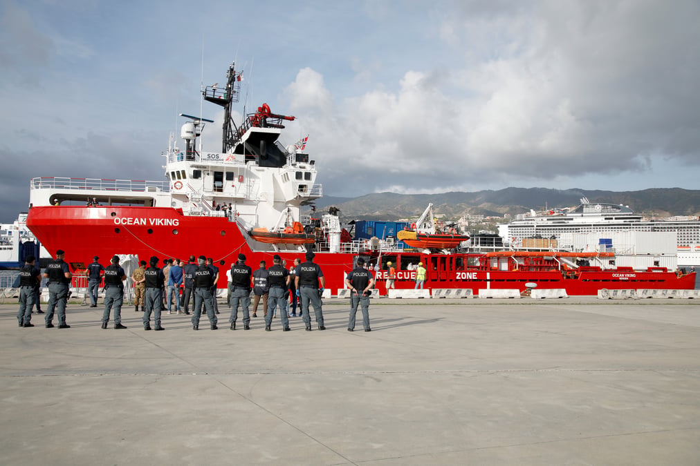 L'ocean viking autorise a debarquer 180 migrants lundi en sicile