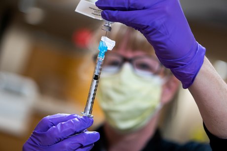 Coronavirus: fischer "plutot optimiste" sur la vaccination en france