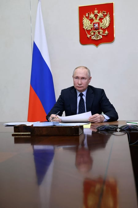Le president russe vladimir poutine preside une reunion avec les membres du gouvernement par liaison video a la residence novo-ogaryovo, dans la banlieue de moscou