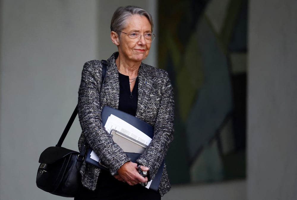 La premiere ministre elisabeth borne quitte le palais de l'elysee apres la reunion hebdomadaire du gouvernement