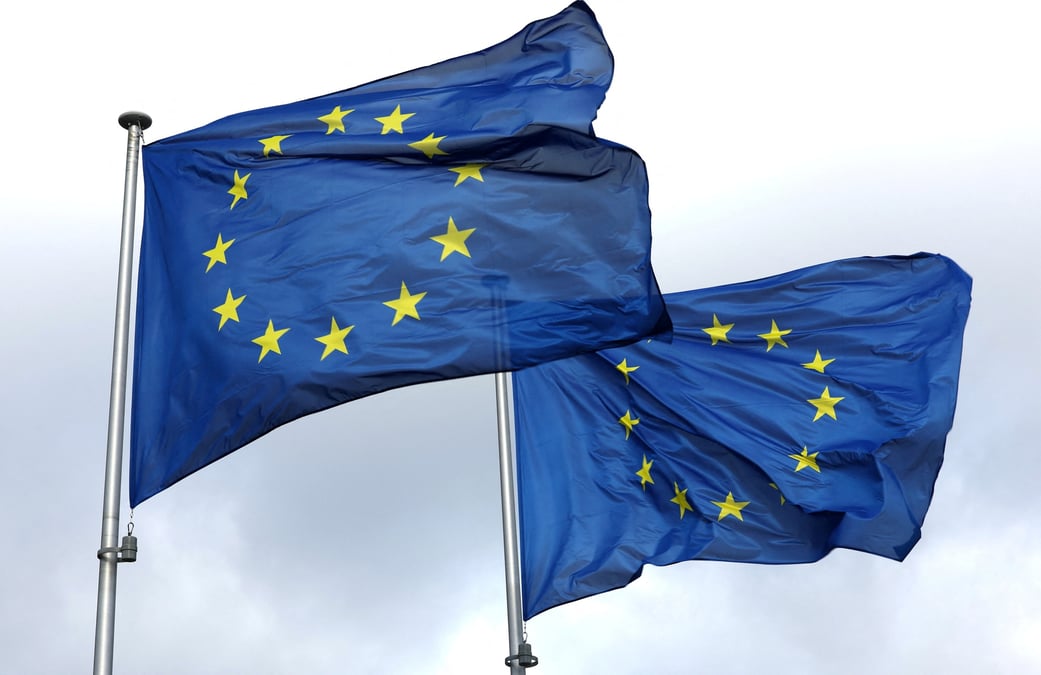 Les drapeaux de l'union europeenne flottant devant le siege de la commission europeenne