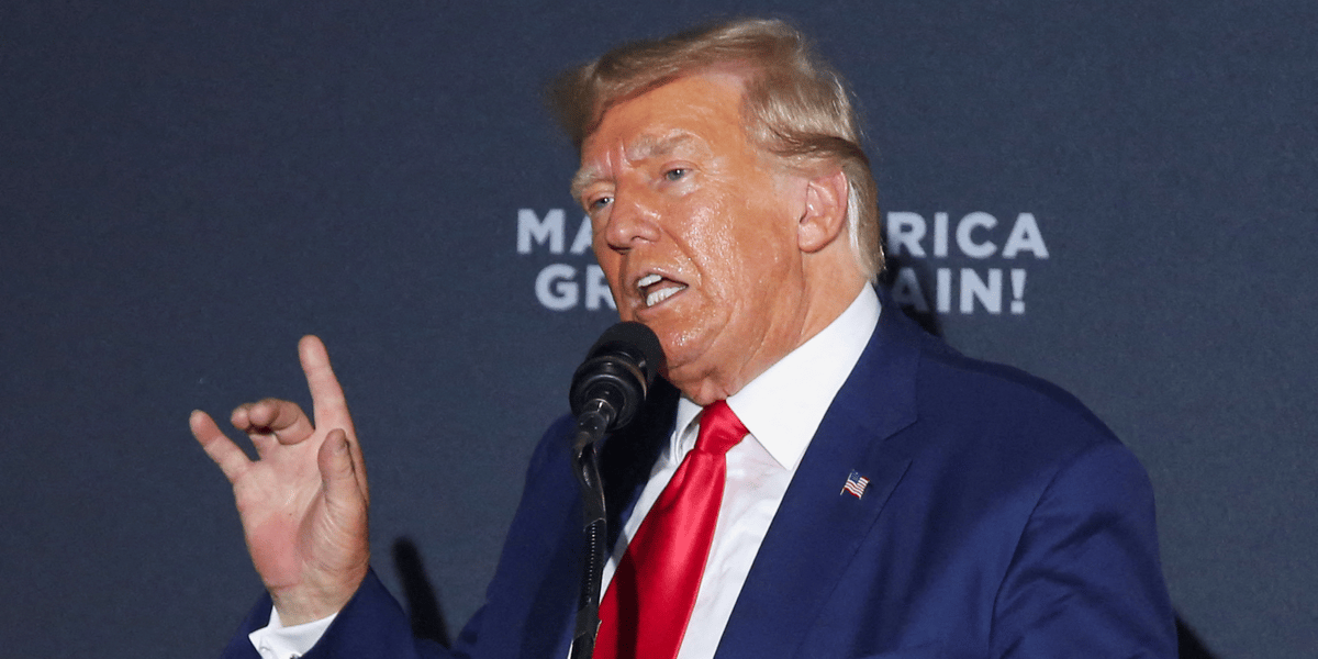 Juste avant d'entrer dans la salle, Donald Trump a qualifié la procureure générale de l'Etat de New York Letitia James, la plaignante dans cette affaire et qui lui réclame 250 millions de dollars, d'être « raciste » et d'être un « spectacle d'horreur ».