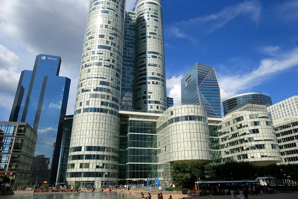 Vue du complexe de bureaux coeur defense a la defense, le quartier financier et d'affaires a l'ouest de paris