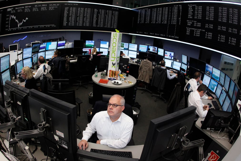 Des traders a leurs bureaux a la bourse de francfort