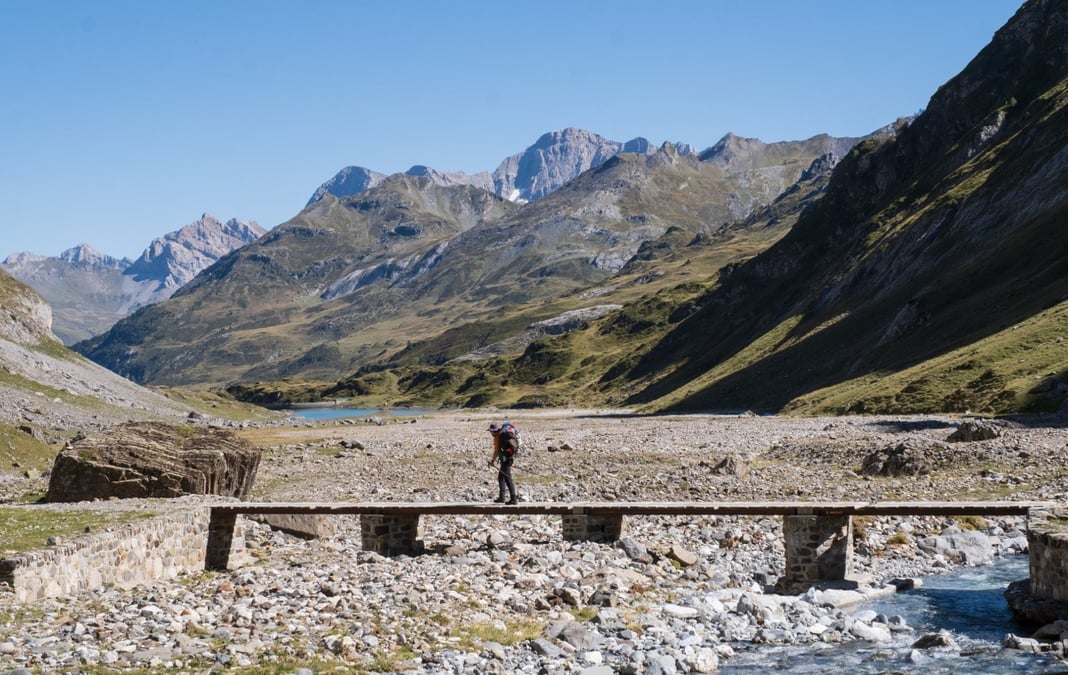 Un randonneur dans la vallée d'Ossoue dans les Hautes-Pyrénées victime de sécheresse en septembre-2024.