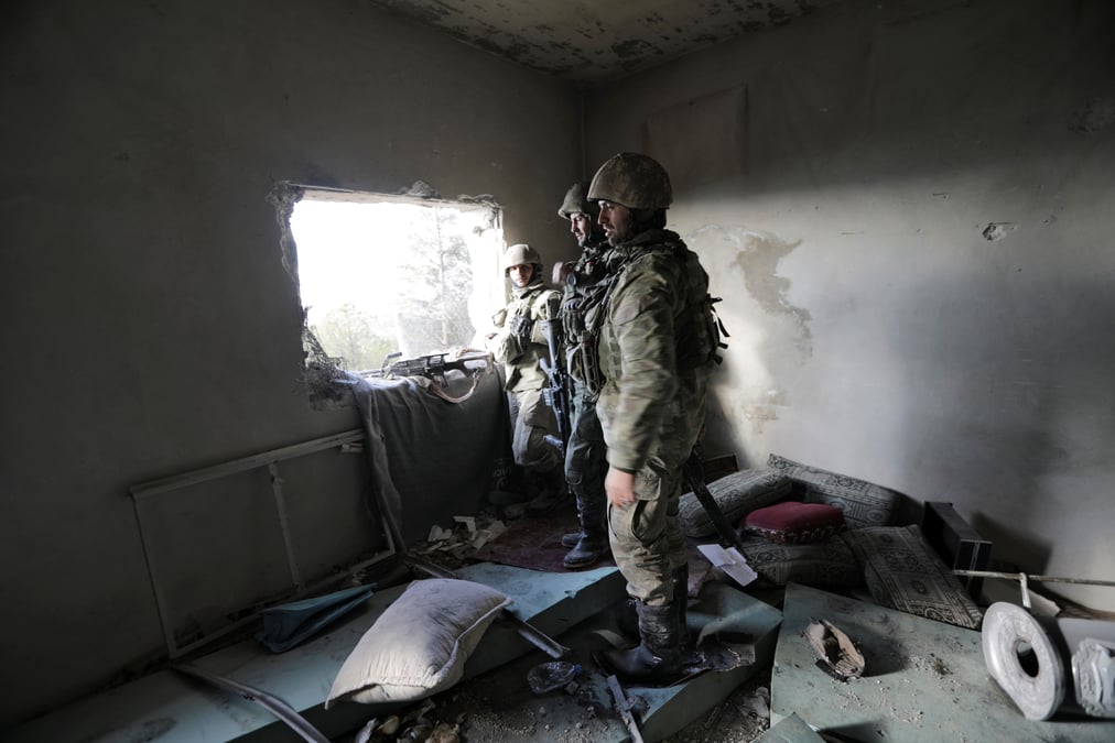 La turquie continue a pilonner la region d'afrin en syrie