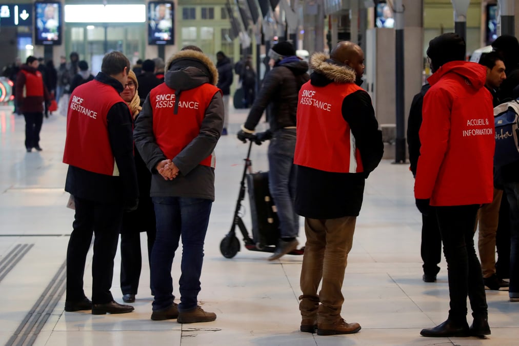 Les syndicats accentuent la pression, l'executif repond concertation
