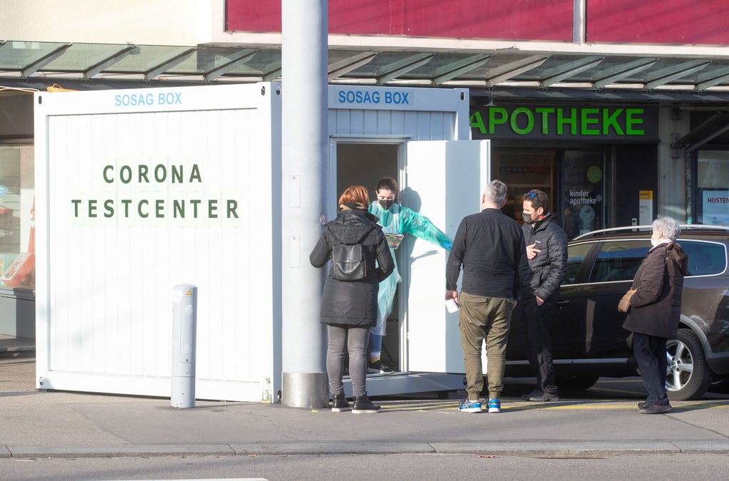 La suisse reduit la periode d'isolement a cinq jours face a omicron