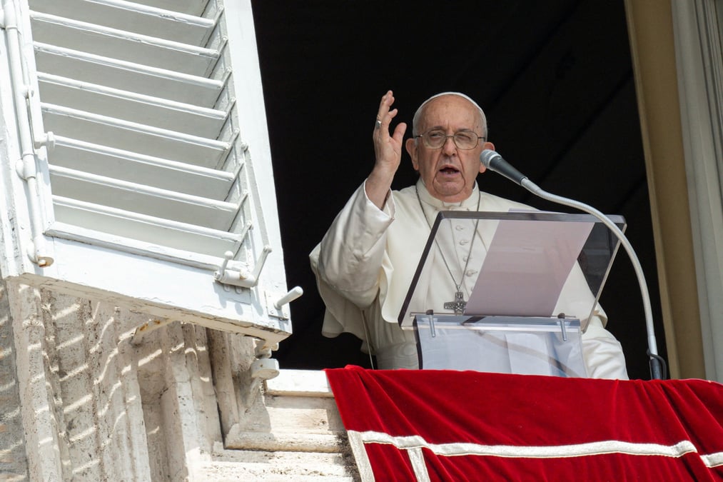 Le pape francois dirige la priere de l'angelus depuis sa fenetre au vatican