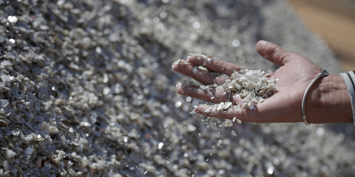 Photo d'archives: un echantillon de lithium mineral