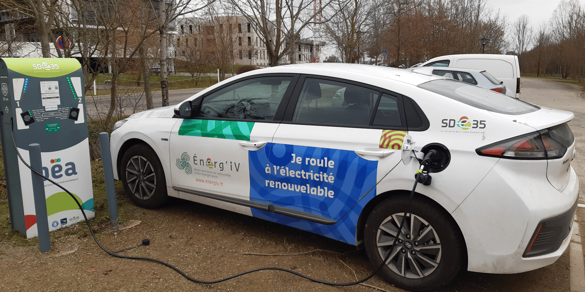 Parmi ces bornes de recharge, 100.000 concernent le chargement rapide sur les autoroutes, 60.000 regroupent les infrastructures publiques et le reste se répartit entre les lieux de travail et le domicile.