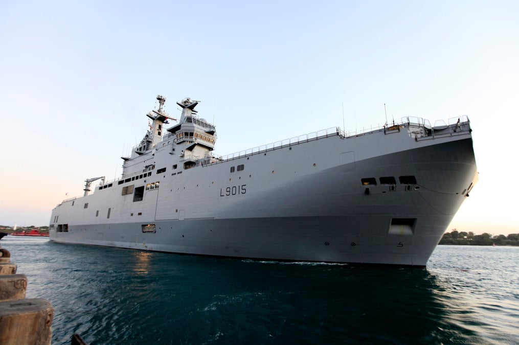 Le navire de guerre francais dixmude l9015 arrivant au port cotier kenyan de mombasa