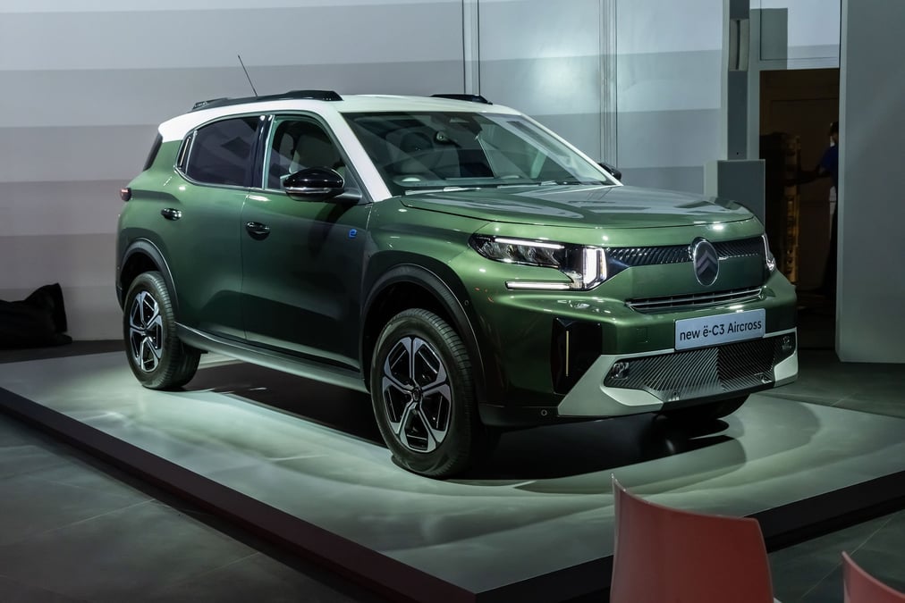 La C3 Aircross sera également disponible en 7 places, dans les versions thermiques et hybrides, pour 850 euros supplémentaires.