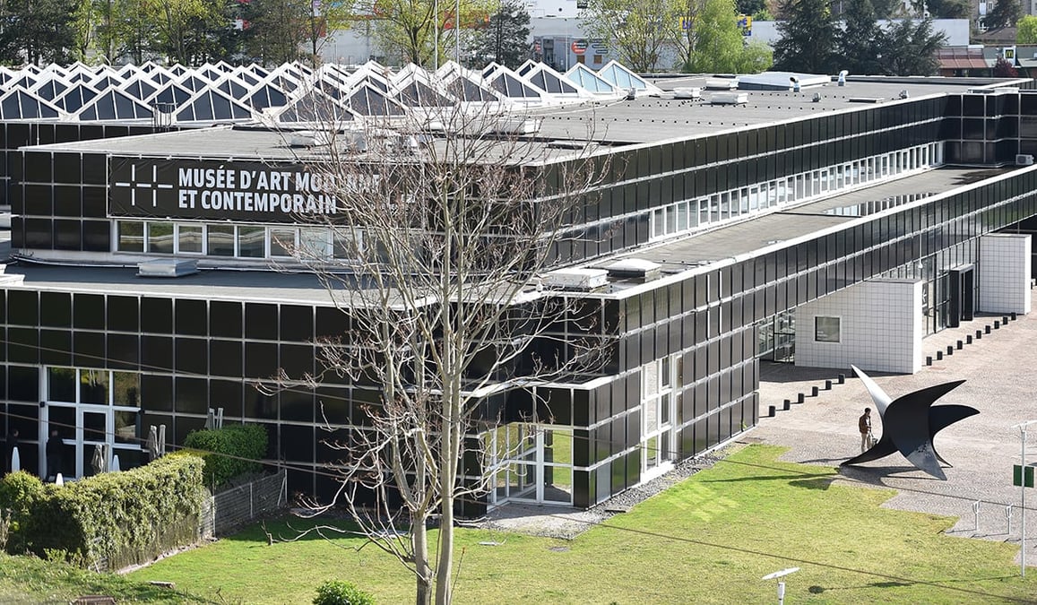 Le musée d'Art moderne et contemporain de Saint-Étienne est recouvert de carreaux de céramique noir.