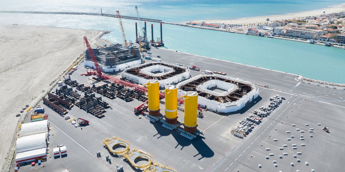 La construction des flotteurs des trois éoliennes flottantes de la future ferme-pilote EolMed se poursuit sur le port de Port-la-Nouvelle.