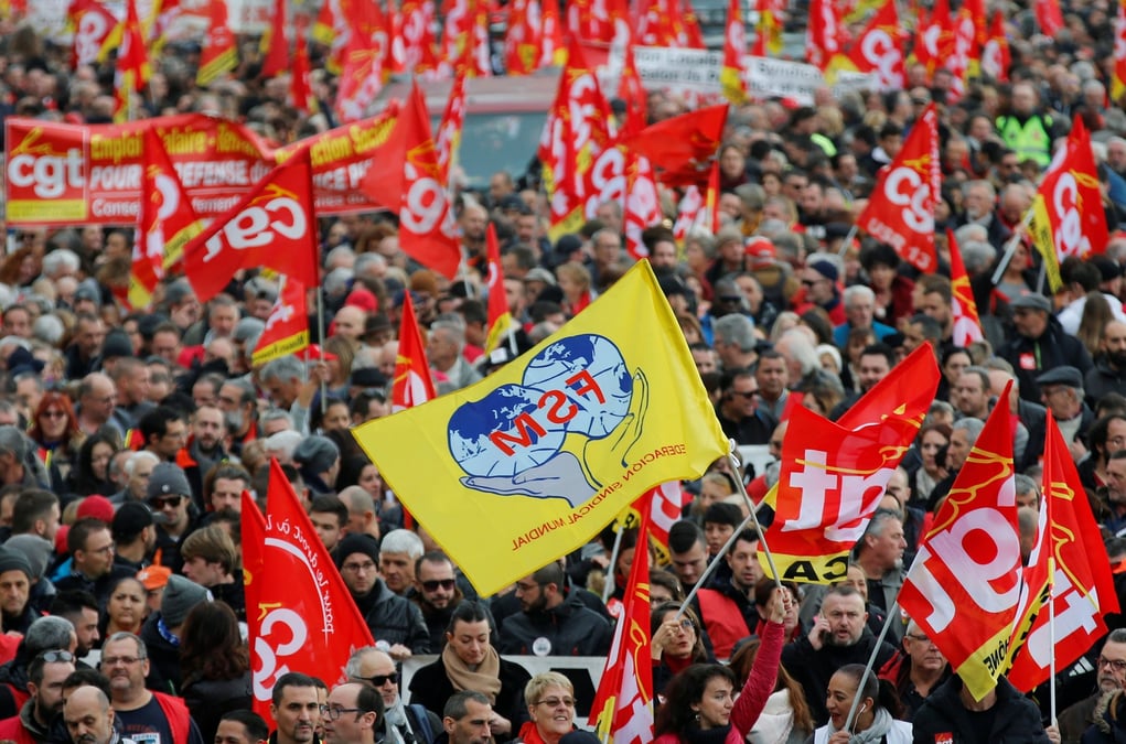 Plus de 800.000 manifestants sont descendus dans la rue jeudi 5 décembre, selon le chiffres du ministère de l'Intérieur. Une deuxième grande journée de grèves et manifestations est prévue mardi 10 décembre.