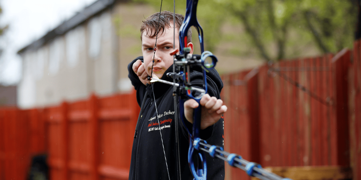 Pour Epictète, ce qui dépend de l'archer, c'est son intention (la finalité qu'il vise), sa préparation, sa concentration au moment de tirer. L'archer stoïcien désire tout autant remporter la victoire qu'un autre. Il mettra donc toute son énergie dans ce qui dépend de lui mais ne s'attachera pas plus que cela au résultat qui ne dépend pas de lui - une bourrasque de vent pourrait détourner la trajectoire de sa flèche.