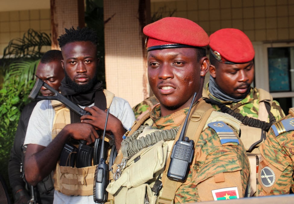 Le nouveau chef militaire du burkina faso, ibrahim traore, est escorte par des soldats a ouagadougou