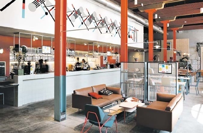 Le restaurant de l'auberge de jeunesse People Hostel met en valeur le passé industriel du lieu.