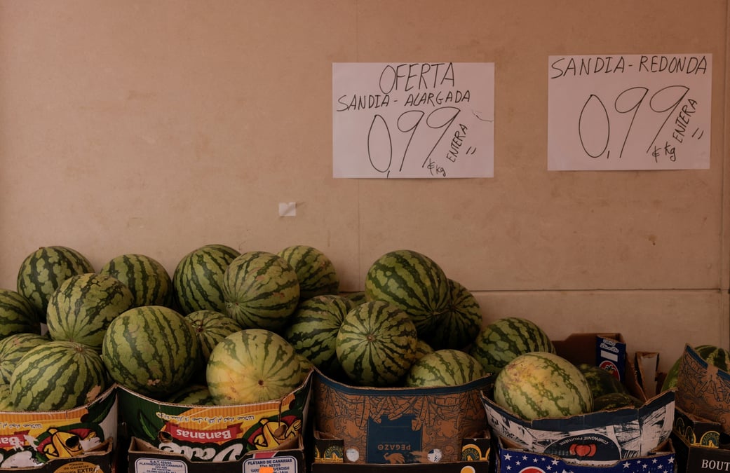 Des pasteques sont presentees dans des caisses a l'exterieur d'un magasin de fruits, a ronda