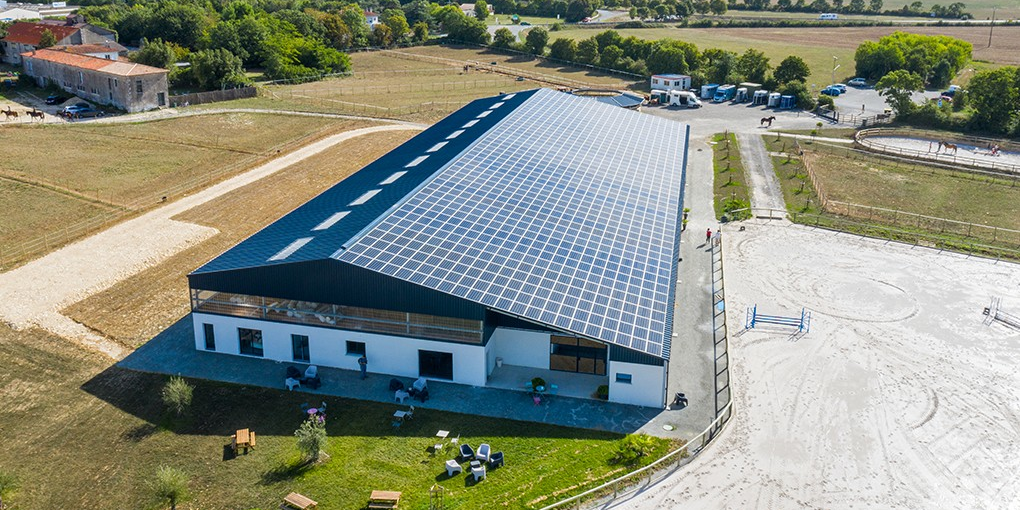Une installation photovoltaïque sur le toit d'un centre équestre réalisée par Technique Solaire à Saint-Sauver d'Aunis, en Charente-Maritime.