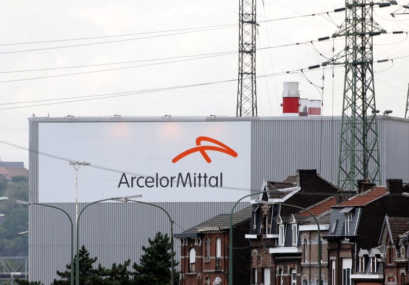 Arcelormittal en hausse, le cac 40 en baisse a mi-seance