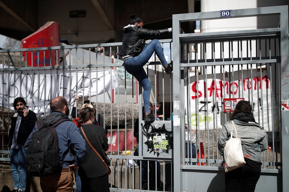 Macron fustige "les professionnels du desordre" dans les universites
