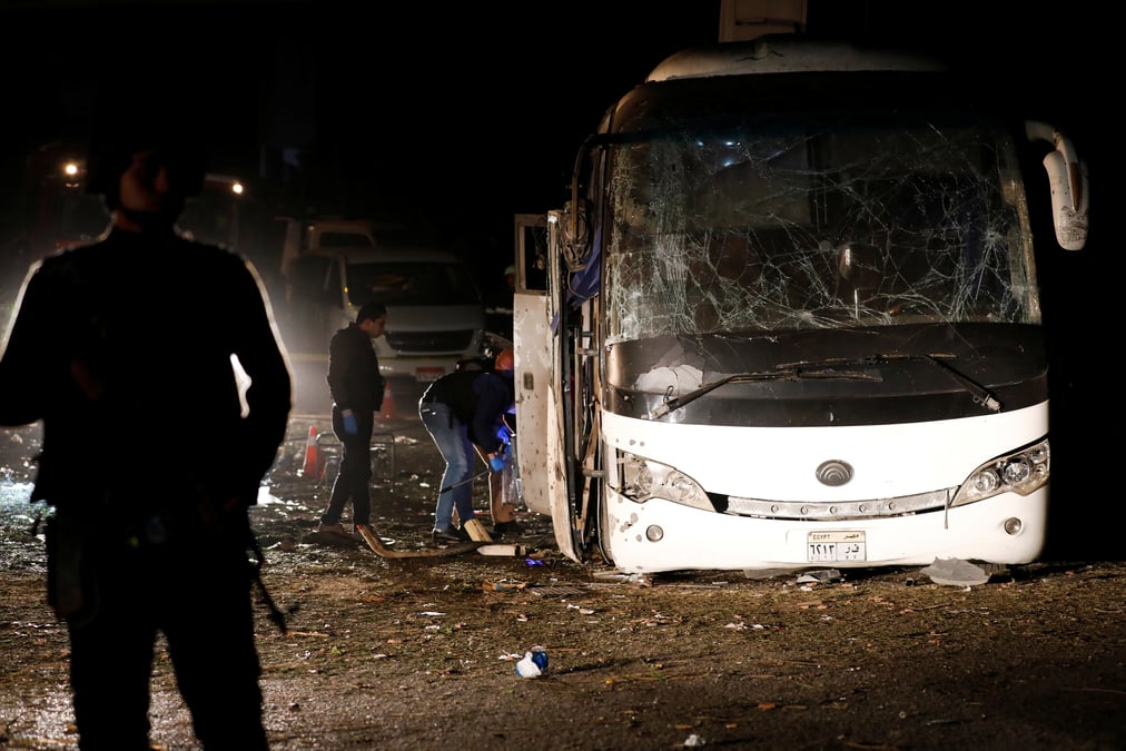 Explosion contre un car de touristes en egypte: deux morts