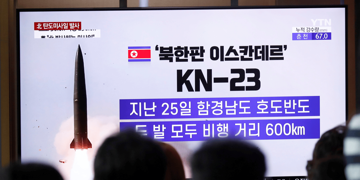 À Séoul, le 31 juillet 2019, des Sud-coréens regardent à la télévision un reportage sur la Corée du Nord qui tire des missiles balistiques à courte portée.