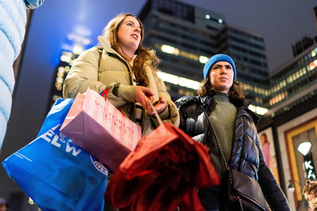 Des personnes font leurs achats pendant les fetes de fin d'annee a new york