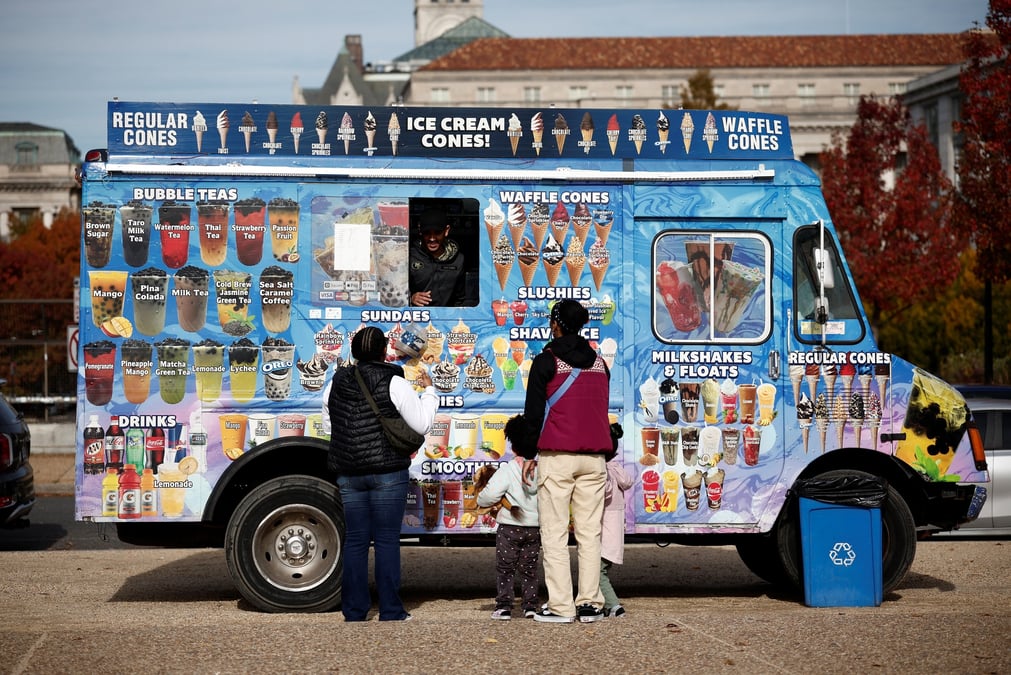 Des clients commandent des friandises glacees a un camion de glaces sur le national mall a washington, d.c.