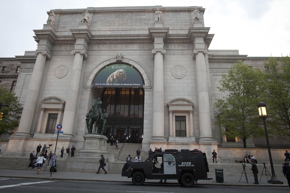 Hommage a charlie hebdo lors du gala du pen a new york