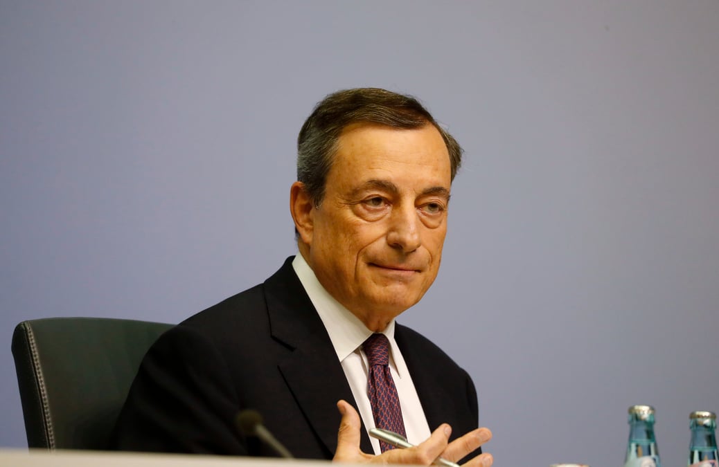 La poursuite des rachats d'actifs reporte la hausse de taux, selon draghi