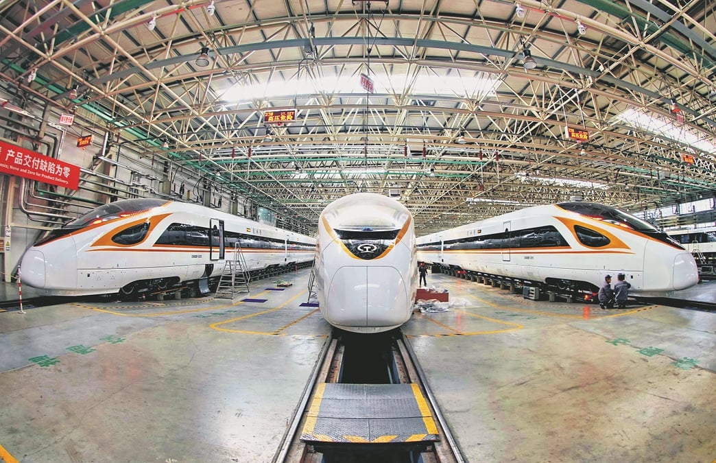 Numéro un mondial du matériel roulant ferroviaire, le groupe public CRRC produit des wagons et locomotives et a engrangé des contrats dans quelque 116 pays et régions à travers le monde, des grandes métropoles américaines à l'Amérique latine, en passant par l'Inde.