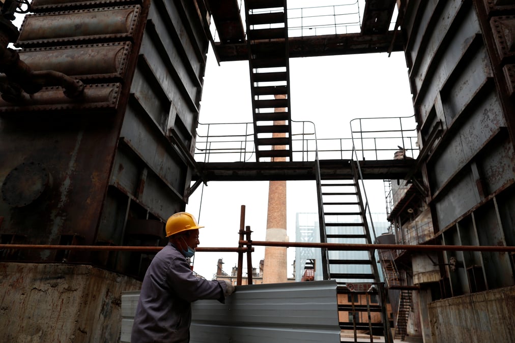 Chine: acceleration de la production industrielle et des ventes au detail