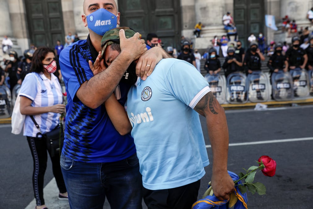 Des heurts eclatent entre fans de maradona et forces de l'ordre a buenos aires
