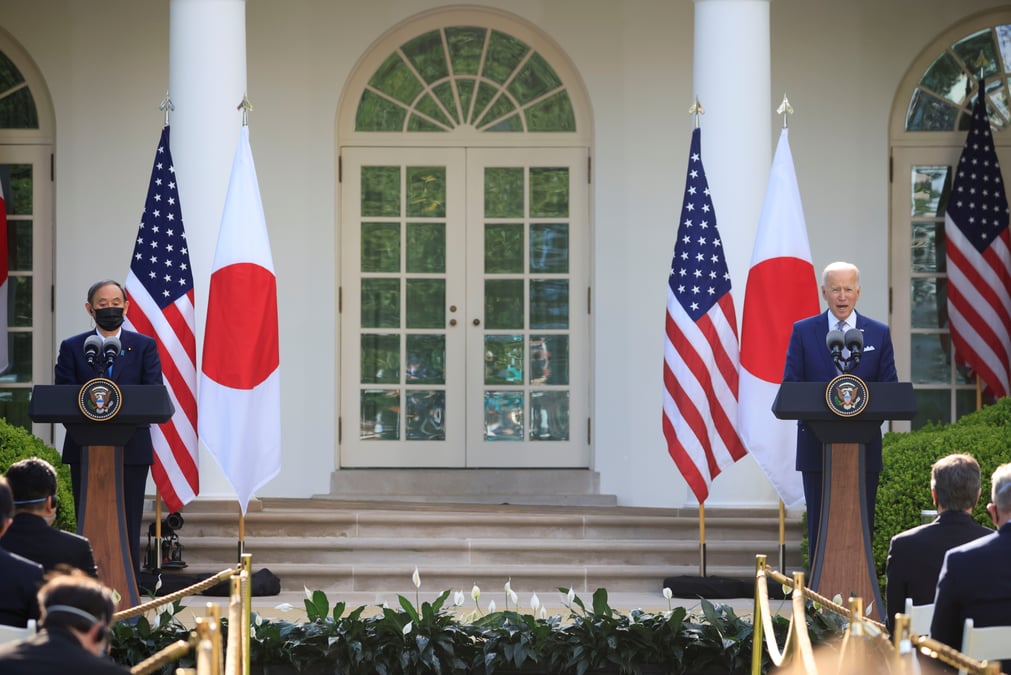 Biden et le japonais suga affirment leur unite face a la chine