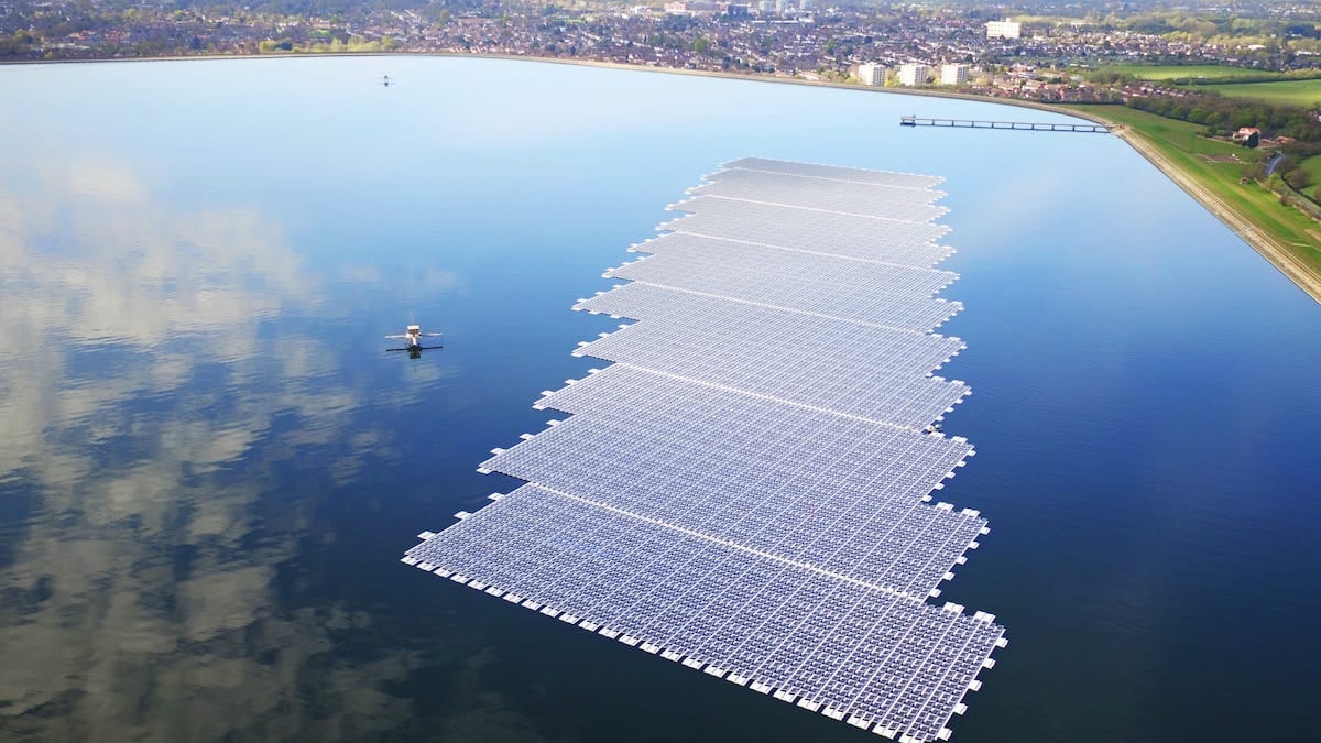Une installation de solaire flottant au Royaume-Uni, datant de mars 2016.