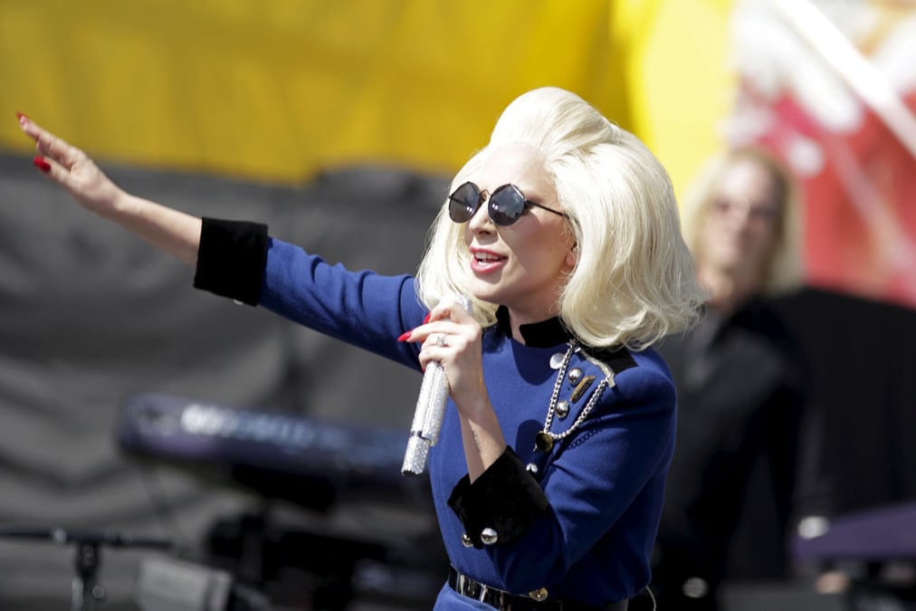Lady gaga chante lors du concert gratuit d'elton john a west hollywood