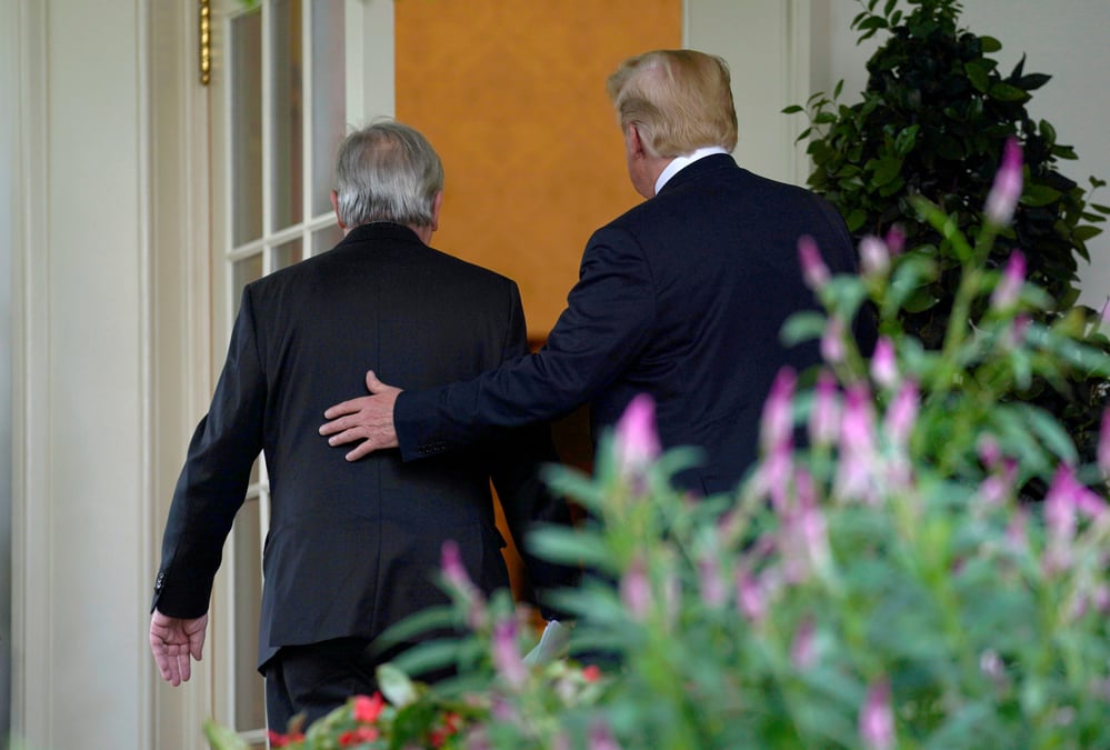 Entre juncker et trump, tout a commence par un baiser sur la joue