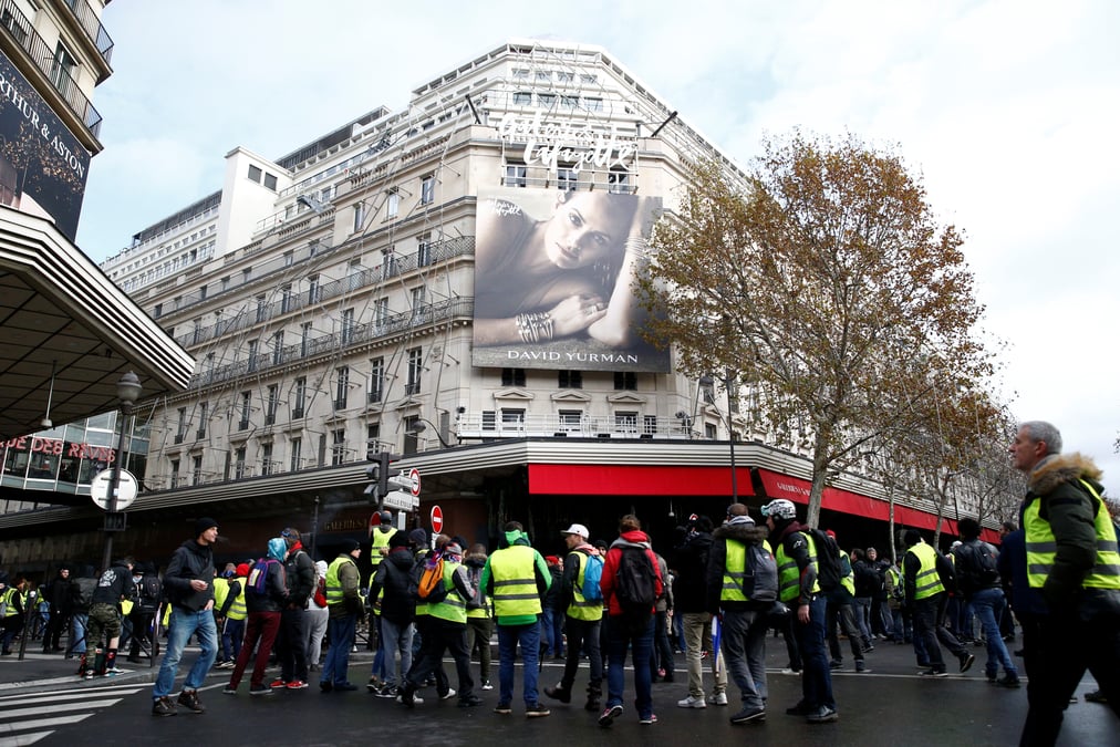 Gilets jaunes: les grands magasins parisiens ouvrent samedi