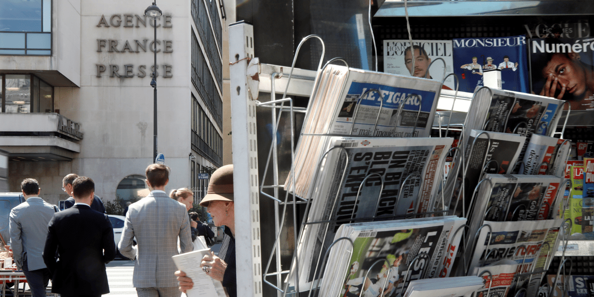 Presse : kiosque à journaux situé devant les locaux de l'AFP, à Paris