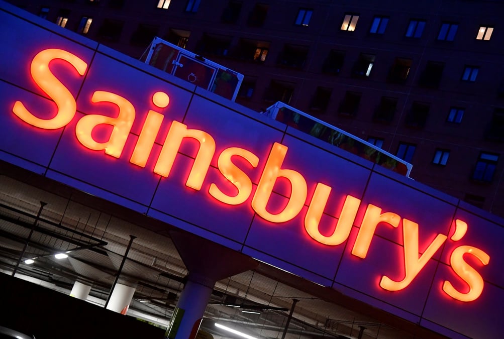 Sainsbury's prevoit une baisse de ses benefices annuels en raison de l'inflation